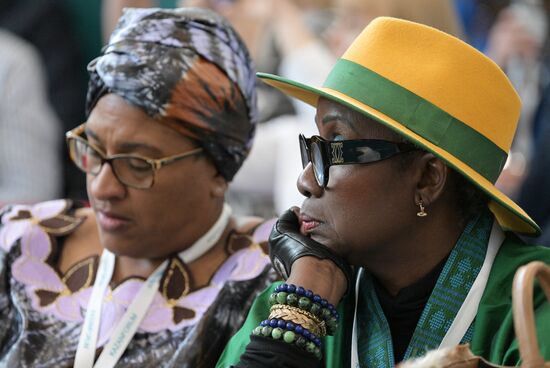 Участники сессии "Кинопроизводство как драйвер экономического развития региона " в рамках XIV Международного экономического форума "Россия - Исламский мир: KazanForum". Фото могут быть использованы на условиях, указанных в разделе медиабанка, посвященном Форуму. Место: Россия, Республика Татарстан, Казань. Автор: Александр Кряжев/АНО "Дирекция спортивных и социальных проектов". KAZANFORUM 2023. Кинопроизводство как драйвер экономического развития региона