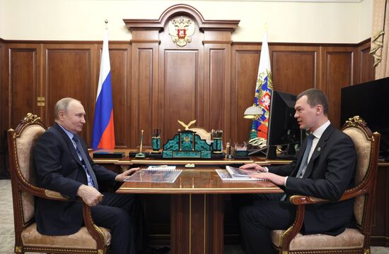 Президент РФ В. Путин встретился с губернатором Хабаровского края М. Дегтяревым