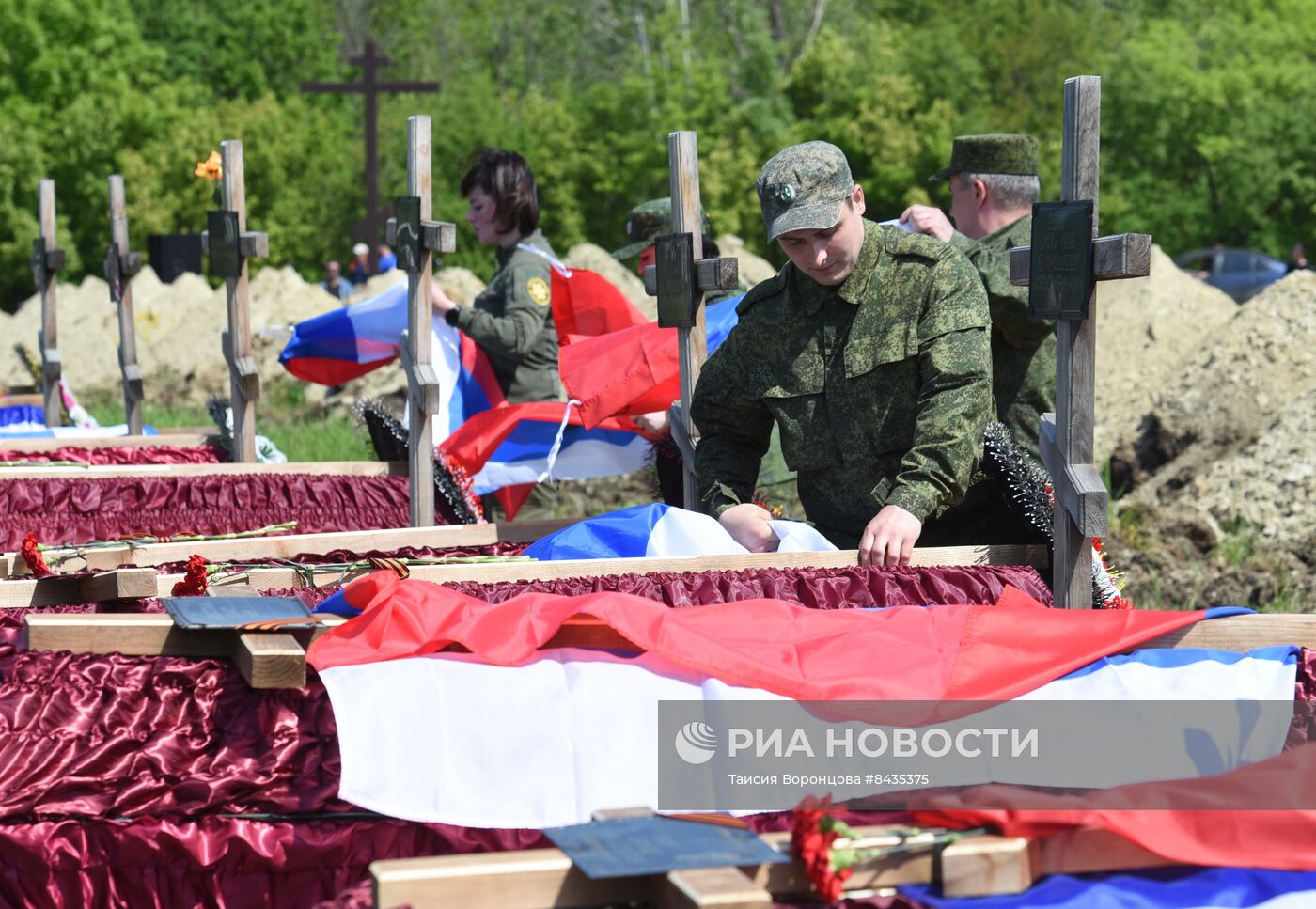 Перезахоронение останков погибших бойцов в ЛНР
