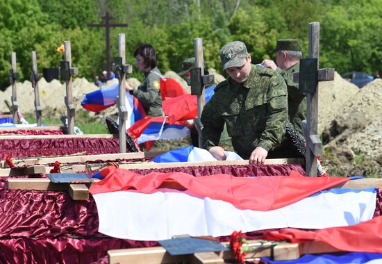 Перезахоронение останков погибших бойцов в ЛНР