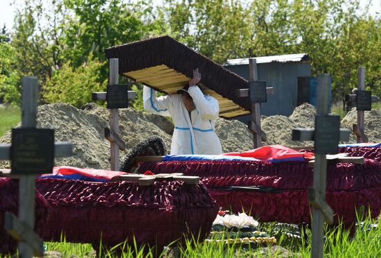 Перезахоронение останков погибших бойцов в ЛНР