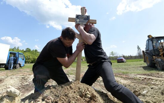 Перезахоронение останков погибших бойцов в ЛНР
