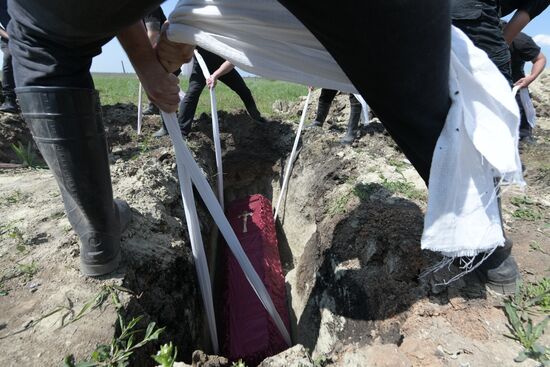 Перезахоронение останков погибших бойцов в ЛНР