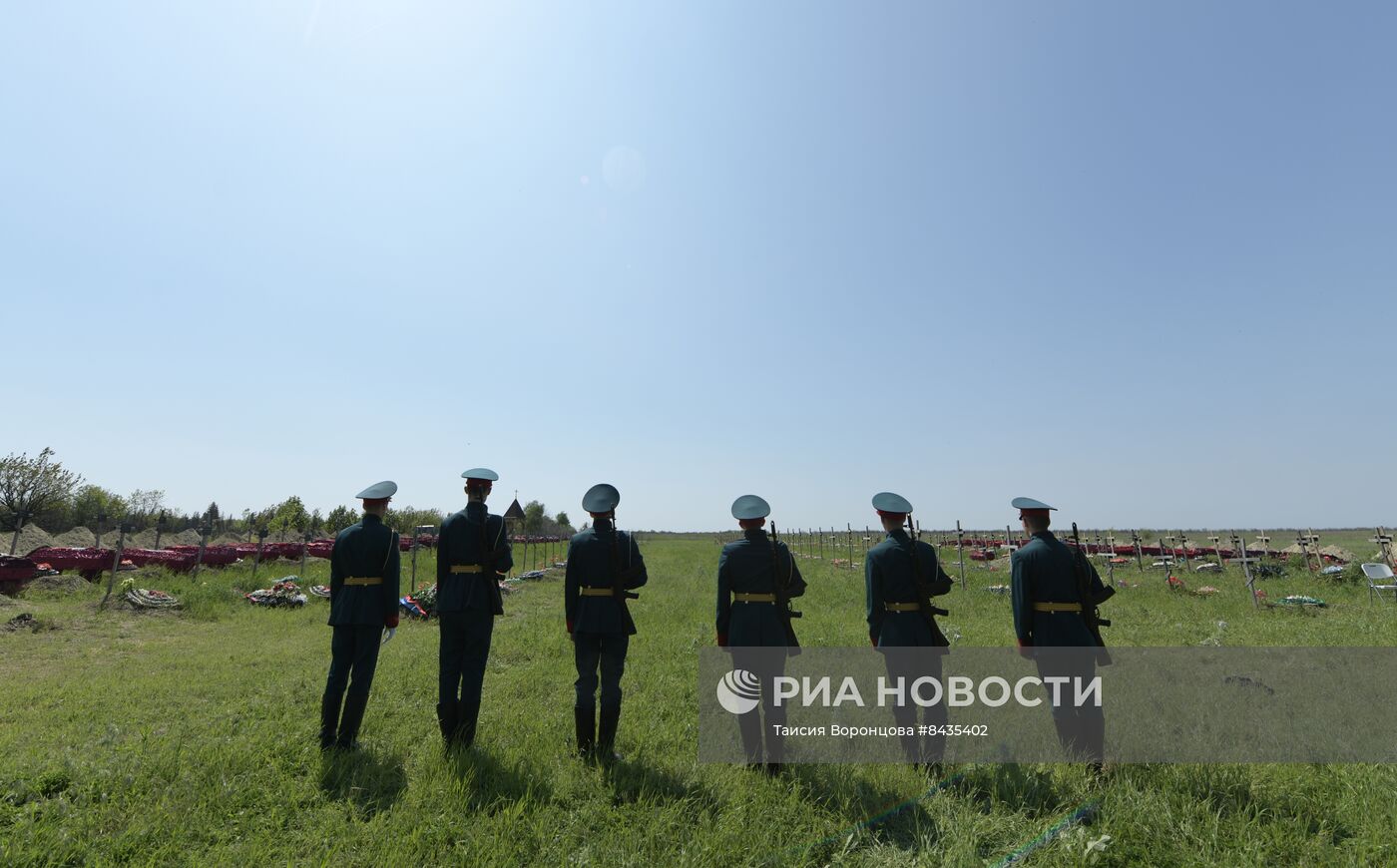 Перезахоронение останков погибших бойцов в ЛНР