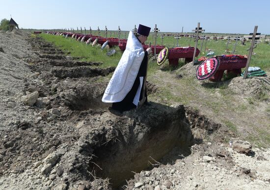 Перезахоронение останков погибших бойцов в ЛНР