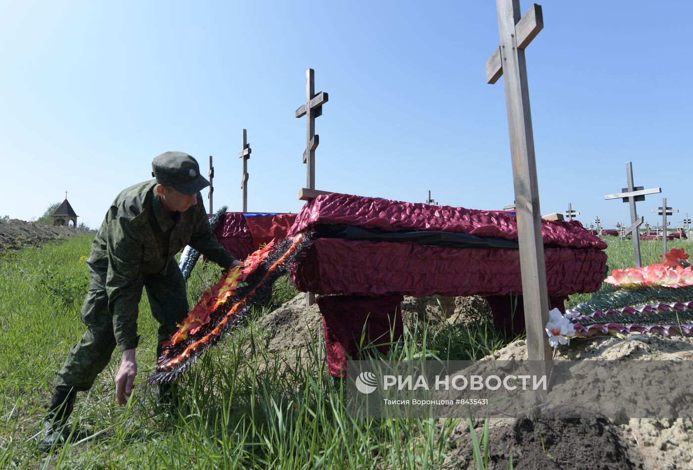 Перезахоронение останков погибших бойцов в ЛНР