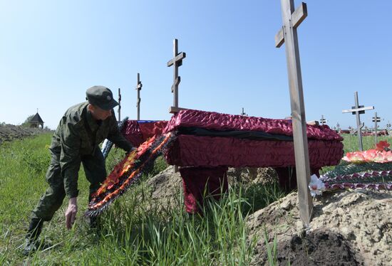 Перезахоронение останков погибших бойцов в ЛНР