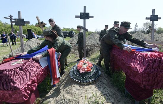 Перезахоронение останков погибших бойцов в ЛНР