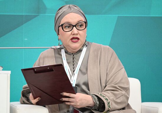 Дизайнер и создатель бренда "БЮРО БАНУ" Элари Шайхи на сессии "Тренды исламской моды 2023" в рамках XIV Международного экономического форума "Россия - Исламский мир: KazanForum". Фото могут быть использованы при наличии обязательной ссылки на источник. Место: Россия, Республика Татарстан, Казань. Автор: Максим Богодвид/АНО "Дирекция спортивных и социальных проектов". KAZANFORUM 2023. Тренды исламской моды 2023