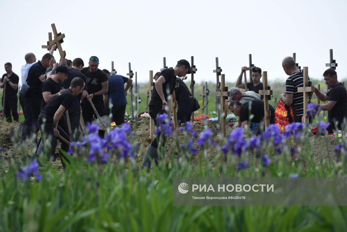 Перезахоронение останков погибших бойцов в ЛНР