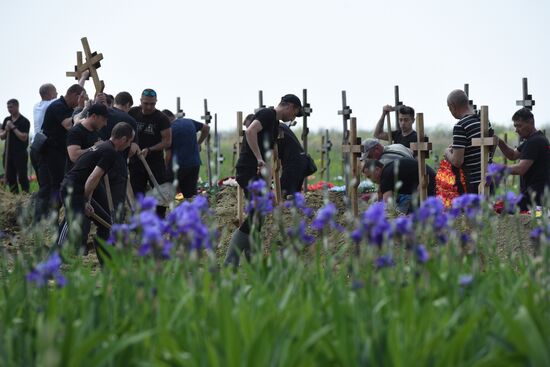 Перезахоронение останков погибших бойцов в ЛНР