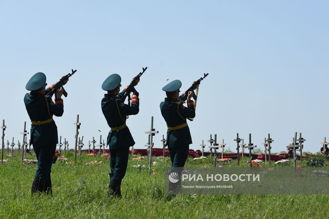 Перезахоронение останков погибших бойцов в ЛНР