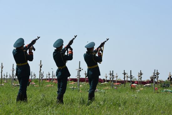 Перезахоронение останков погибших бойцов в ЛНР
