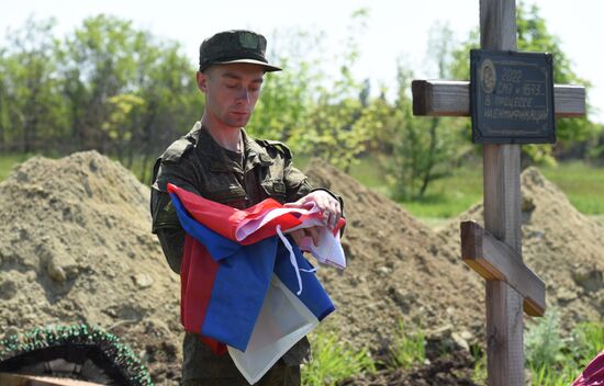 Перезахоронение останков погибших бойцов в ЛНР