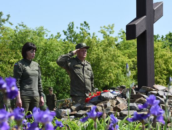 Перезахоронение останков погибших бойцов в ЛНР