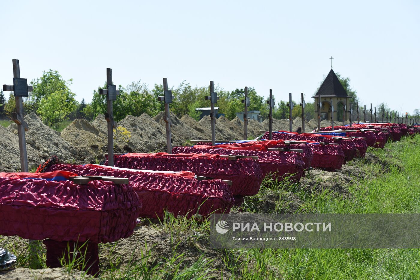 Перезахоронение останков погибших бойцов в ЛНР