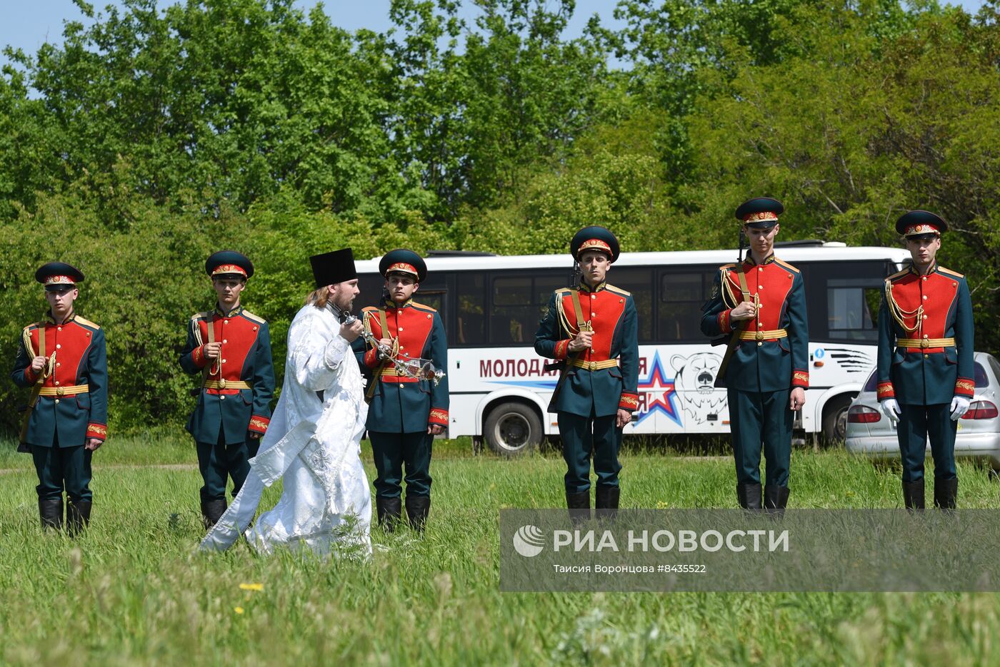 Перезахоронение останков погибших бойцов в ЛНР