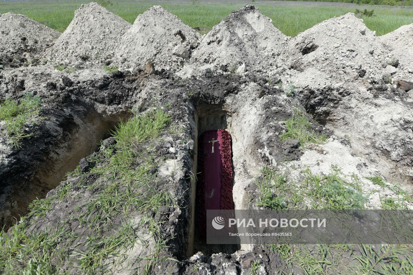 Перезахоронение останков погибших бойцов в ЛНР