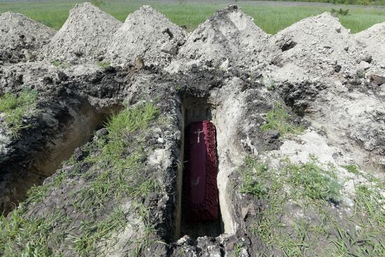 Перезахоронение останков погибших бойцов в ЛНР