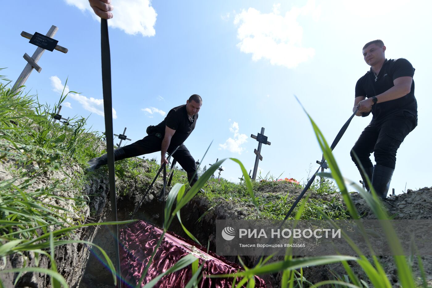 Перезахоронение останков погибших бойцов в ЛНР