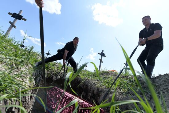 Перезахоронение останков погибших бойцов в ЛНР