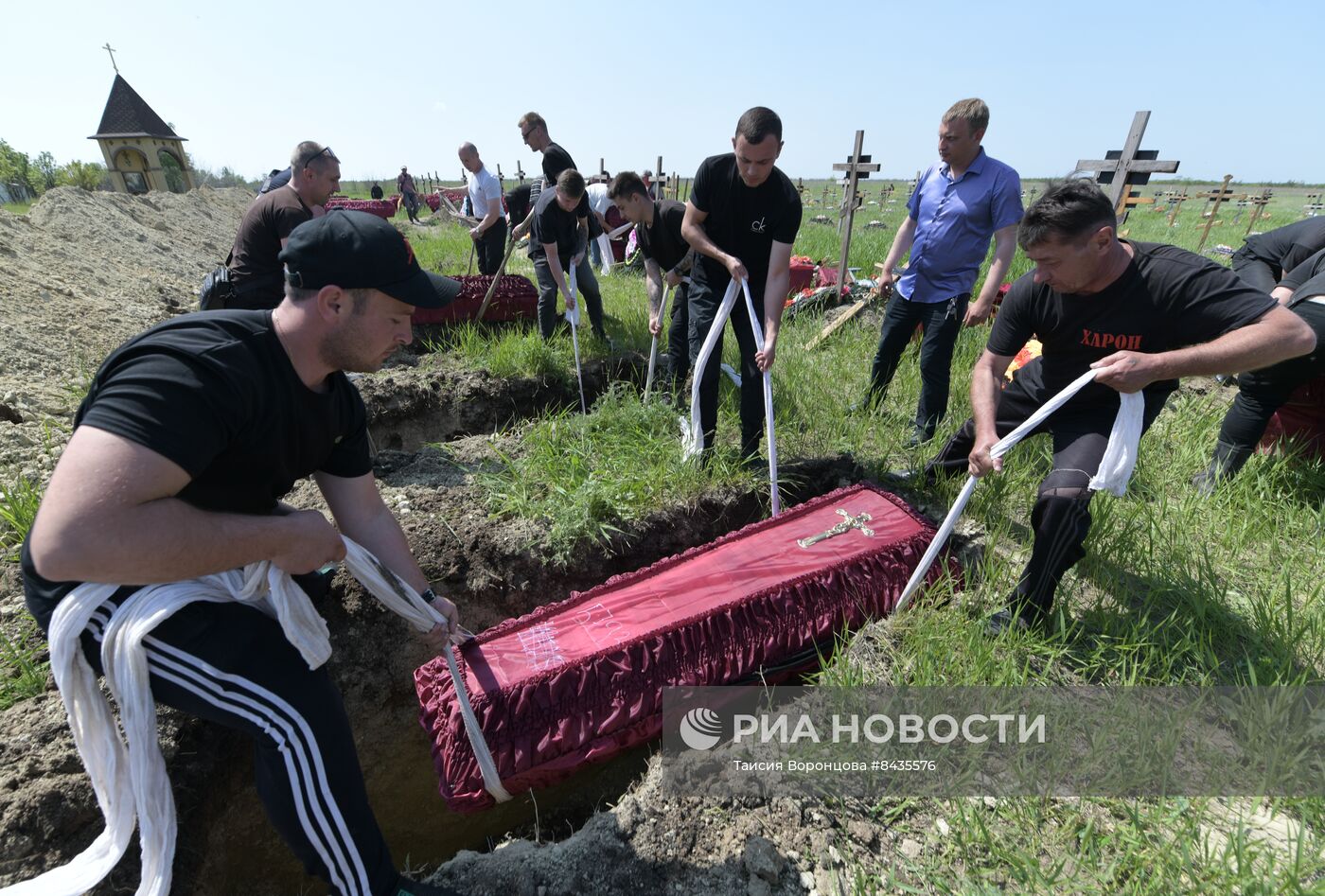 Перезахоронение останков погибших бойцов в ЛНР