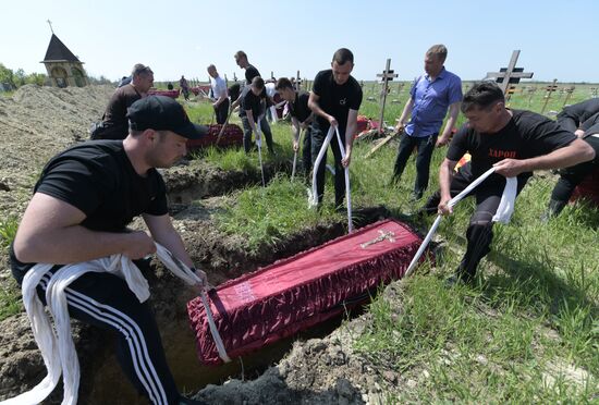 Перезахоронение останков погибших бойцов в ЛНР