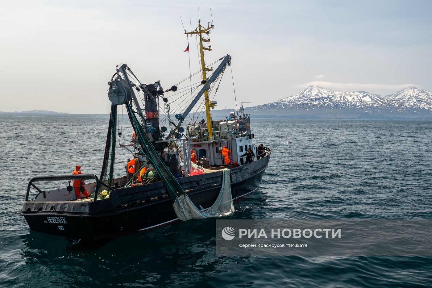 Промышленная ловля рыбы у берегов Курильских островов