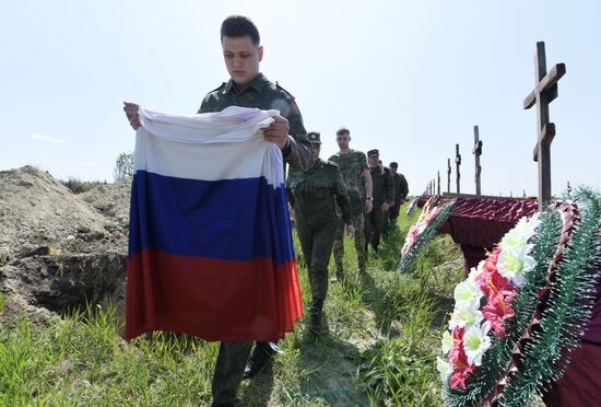 Перезахоронение останков погибших бойцов в ЛНР