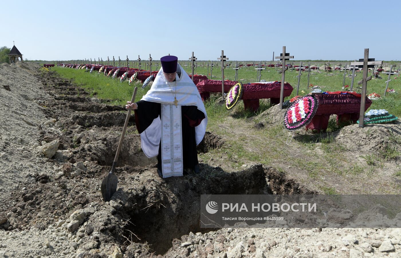 Перезахоронение останков погибших бойцов в ЛНР