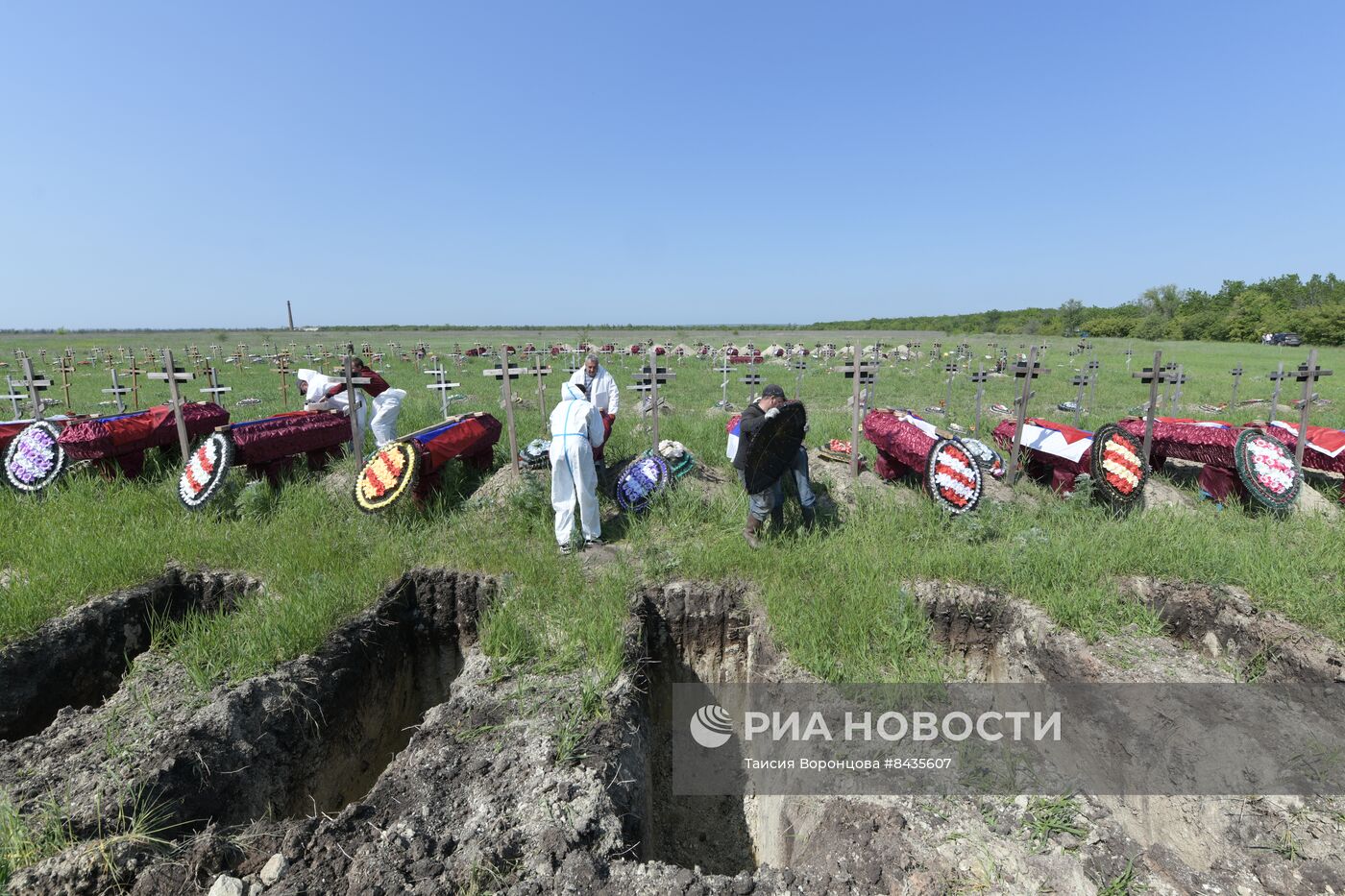 Перезахоронение останков погибших бойцов в ЛНР