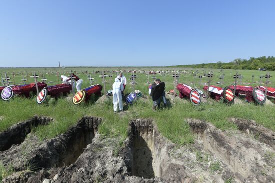 Перезахоронение останков погибших бойцов в ЛНР