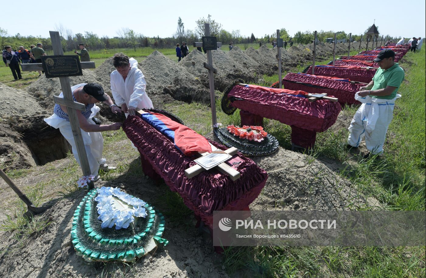 Перезахоронение останков погибших бойцов в ЛНР