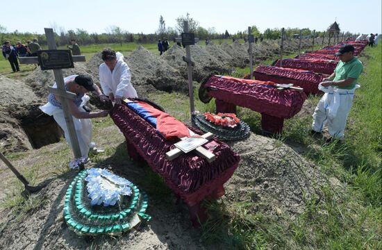 Перезахоронение останков погибших бойцов в ЛНР