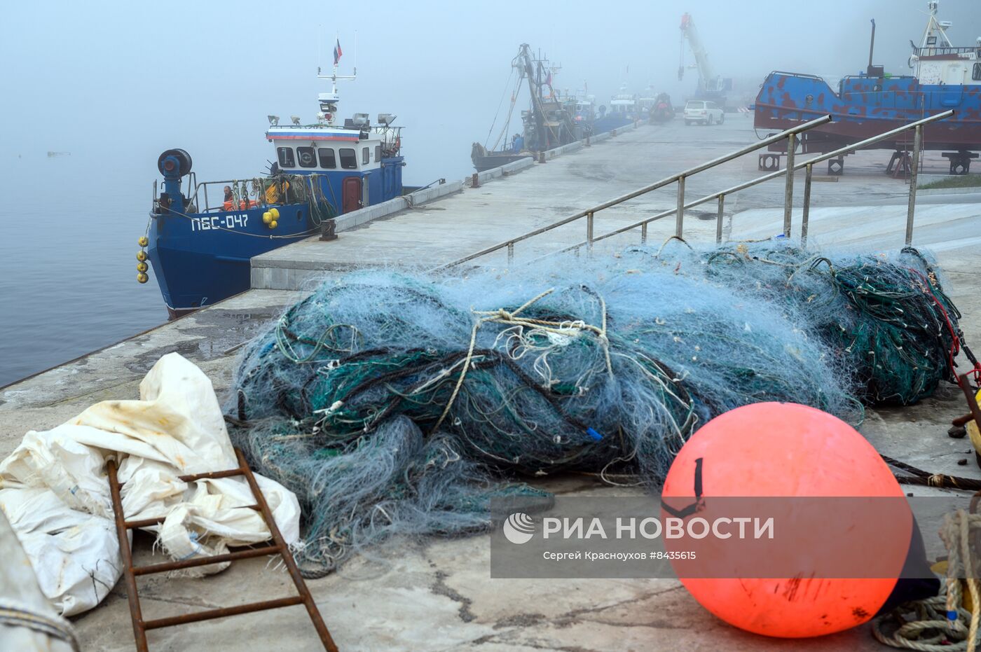 Промышленная ловля рыбы у берегов Курильских островов