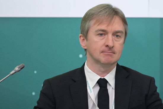 Продюсер и киновед Дмитрий Давиденко на сессии "Кинопроизводство как драйвер экономического развития региона " в рамках XIV Международного экономического форума "Россия - Исламский мир: KazanForum". Фото могут быть использованы на условиях, указанных в разделе медиабанка, посвященном Форуму. Место: Россия, Республика Татарстан, Казань. Автор: Александр Кряжев/АНО "Дирекция спортивных и социальных проектов". KAZANFORUM 2023. Кинопроизводство как драйвер экономического развития региона