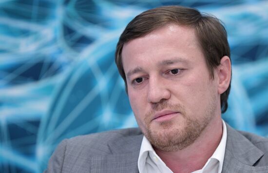 Заместитель руководителя департамента инвестиционной и промышленной политики города Москвы Эмиль Петросян на сессии "Презентация инвестиционных возможностей регионов России для партнеров из стран ОИС" в рамках XIV Международного экономического форума "Россия - Исламский мир: KazanForum". Фото могут быть использованы при наличии обязательной ссылки на источник. Место: Россия, Республика Татарстан, Казань. Автор: Павел Лисицын/АНО "Дирекция спортивных и социальных проектов". KAZANFORUM 2023. Презентация инвестиционных возможностей регионов России для партнеров из стрна ОИС