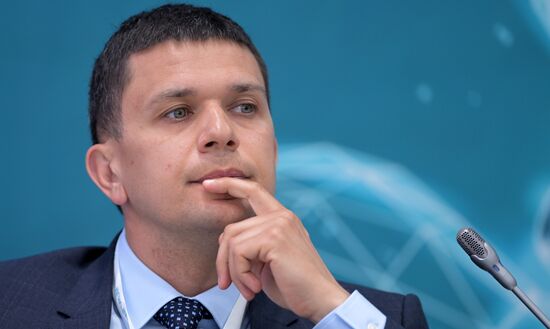 Первый заместитель генерального директора АНО "Диалог" Ленар Файзутдинов на сессии "Презентация инвестиционных возможностей регионов России для партнеров из стран ОИС" в рамках XIV Международного экономического форума "Россия - Исламский мир: KazanForum". Фото могут быть использованы при наличии обязательной ссылки на источник. Место: Россия, Республика Татарстан, Казань. Автор: Павел Лисицын/АНО "Дирекция спортивных и социальных проектов". KAZANFORUM 2023. Презентация инвестиционных возможностей регионов России для партнеров из стрна ОИС