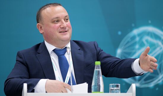 Первый заместитель премьер-министра правительства Республики Башкортостан - министр экономического развития и инвестиционной политики Республики Башкортостан Рустам Муратов на сессии "Презентация инвестиционных возможностей регионов России для партнеров из стран ОИС" в рамках XIV Международного экономического форума "Россия - Исламский мир: KazanForum". Фото могут быть использованы при наличии обязательной ссылки на источник. Место: Россия, Республика Татарстан, Казань. Автор: Павел Лисицын/АНО "Дирекция спортивных и социальных проектов". KAZANFORUM 2023. Презентация инвестиционных возможностей регионов России для партнеров из стрна ОИС