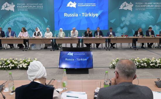 Участники сессии "Россия - Турция" в рамках XIV Международного экономического форума "Россия - Исламский мир: KazanForum". Фото могут быть использованы на условиях, указанных в разделе медиабанка, посвященном Форуму. Место: Россия, Республика Татарстан, Казань. Автор: Павел Лисицын/АНО "Дирекция спортивных и социальных проектов". KAZANFORUM 2023. Россия - Турция