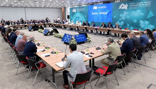 Участники сессии "Россия - Турция" в рамках XIV Международного экономического форума "Россия - Исламский мир: KazanForum". Фото могут быть использованы на условиях, указанных в разделе медиабанка, посвященном Форуму. Место: Россия, Республика Татарстан, Казань. Автор: Павел Лисицын/АНО "Дирекция спортивных и социальных проектов". KAZANFORUM 2023. Россия - Турция