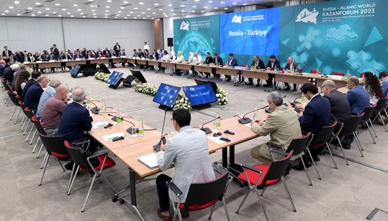 Участники сессии "Россия - Турция" в рамках XIV Международного экономического форума "Россия - Исламский мир: KazanForum". Фото могут быть использованы на условиях, указанных в разделе медиабанка, посвященном Форуму. Место: Россия, Республика Татарстан, Казань. Автор: Павел Лисицын/АНО "Дирекция спортивных и социальных проектов". KAZANFORUM 2023. Россия - Турция