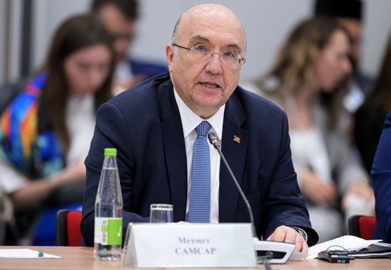 Чрезвычайный и полномочный посол Турецкой Республики в РФ Мехмет Самсар на сессии "Россия - Турция" в рамках XIV Международного экономического форума "Россия - Исламский мир: KazanForum". Фото могут быть использованы на условиях, указанных в разделе медиабанка, посвященном Форуму. Место: Россия, Республика Татарстан, Казань. Автор: Павел Лисицын/АНО "Дирекция спортивных и социальных проектов". KAZANFORUM 2023. Россия - Турция