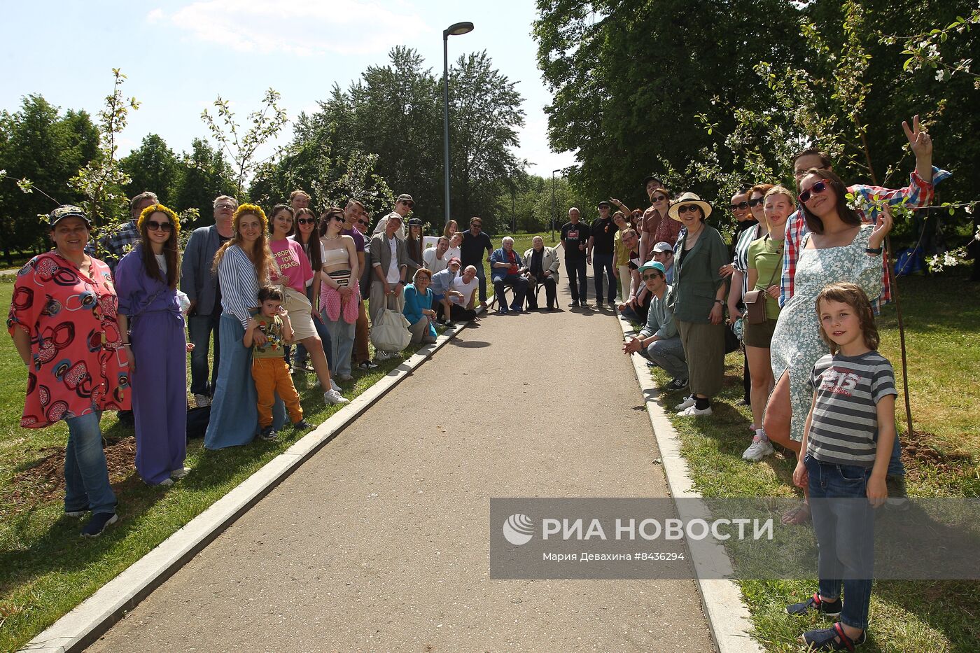 Посадка вишневых деревьев актерами и худруком Московского театра "Et Cetera"