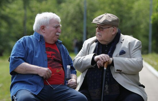 Посадка вишневых деревьев актерами и худруком Московского театра "Et Cetera"