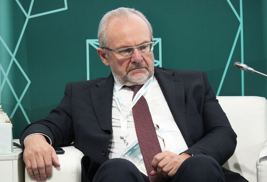 Генеральный директор Южного центра судостроения и судоремонта Анатолий Мишанов на сессии "Россия - Исламский мир: сотрудничество в области судостроения" в рамках XIV Международного экономического форума "Россия - Исламский мир: KazanForum". Фото могут быть использованы на условиях, указанных в разделе медиабанка, посвященном Форуму. Место: Россия, Республика Татарстан, Казань. Автор: Алексей Даничев/АНО "Дирекция спортивных и социальных проектов". KAZANFORUM 2023. Россия - Исламский мир: сотрудничество в области судостроения