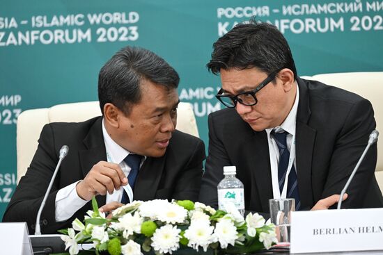 Глава экономического отдела Посольства Республики Индонезии в РФ Ади Прианто (слева) и заместитель посла Республики Индонезия в РФ Берлиан Хелми на пресс-конференции Россия - Индонезия в рамках XIV Международного экономического форума "Россия - Исламский мир: KazanForum". Фото могут быть использованы на условиях, указанных в разделе медиабанка, посвященном Форуму. Место: Россия, Республика Татарстан, Казань. Автор: Максим Богодвид/АНО "Дирекция спортивных и социальных проектов". KAZANFORUM 2023. Пресс-конференция Россия - Индонезия