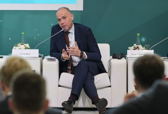 Генеральный директор Национального союза производителей молока Артем Белов на сессии "Драйверы развития российского экспорта АПК: продукция халяль" в рамках XIV Международного экономического форума "Россия - Исламский мир: KazanForum". Фото могут быть использованы на условиях, указанных в разделе медиабанка, посвященном Форуму. Место: Россия, Республика Татарстан, Казань. Автор: Алексей Никольский/АНО "Дирекция спортивных и социальных проектов". KAZANFORUM 2023. Драйверы развития российского экспорта АПК: продукция халяль