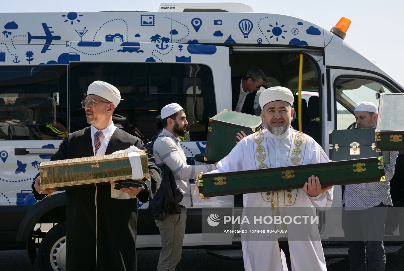 KAZANFORUM 2023. Торжественная встреча реликвий Пророка Мухаммада в аэропорту Казани