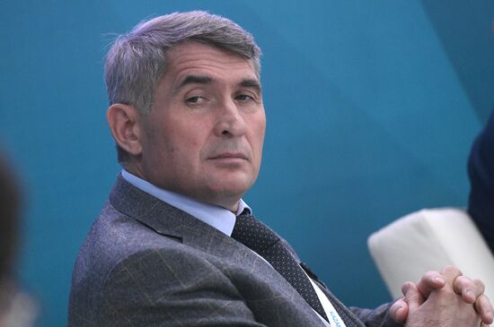 Глава Республики Чувашия Олег Николаев на сессии "Развитие рынка цифровых финансовых активов" в рамках XIV Международного экономического форума "Россия - Исламский мир: KazanForum". Фото могут быть использованы на условиях, указанных в разделе медиабанка, посвященном Форуму.
Место: Россия, Республика Татарстан, Казань. Автор: Кирилл Каллиников/АНО "Дирекция спортивных и социальных проектов". KAZANFORUM 2023. Развитие рынка цифровых финансовых активов